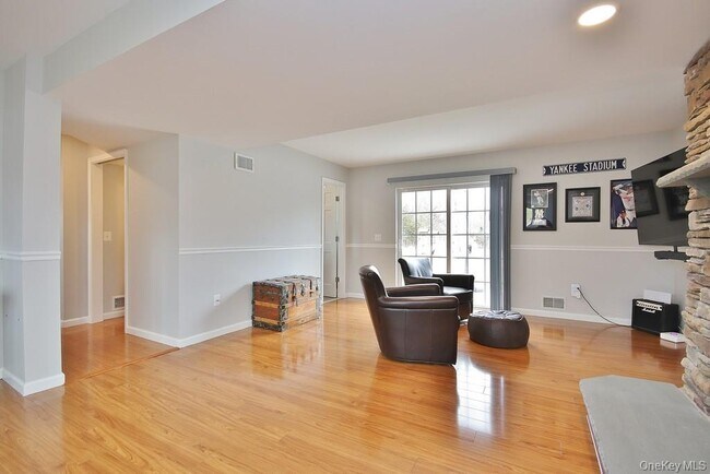 Building Photo - 478 Lake Rd