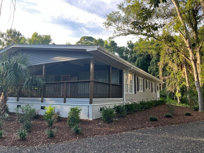 Building Photo - Spacious 4 Bedroom 2 bath home in Pawley's...