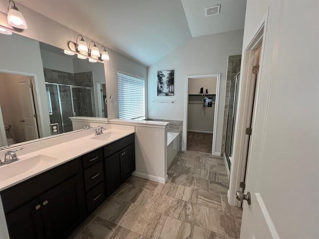 Building Photo - 528 Elm Green St