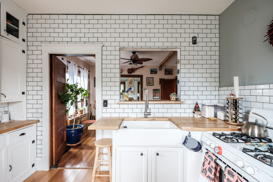 Open concept kitchen with pass-through - 2016 Selby Ave