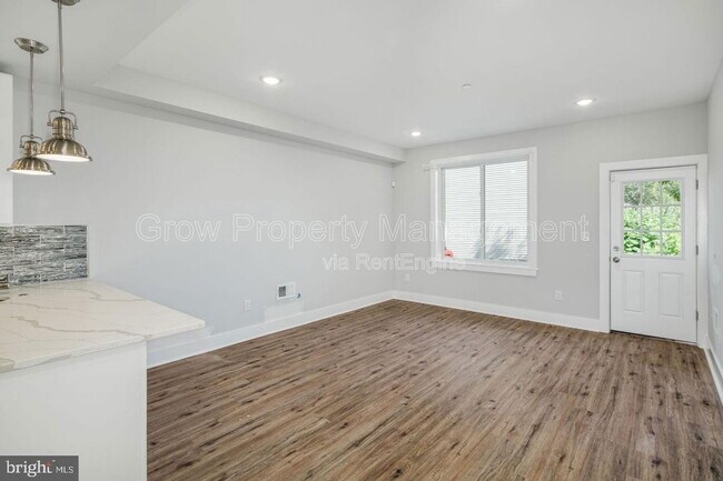 Building Photo - 1904 E York St