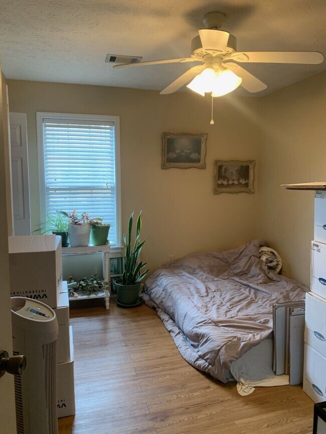 Building Photo - Gorgeous Duplex Available May 2026!