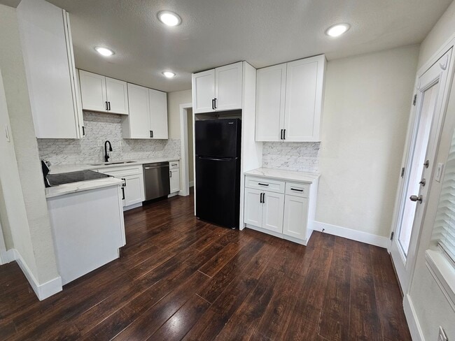 Building Photo - Near Bishop Arts District 2-bedroom, 1-bath duplex