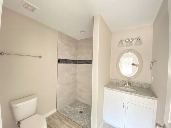 Building Photo - Custom Home - Desirable SW Ocala Neighborhood 3/2/2 **WON'T LAST**