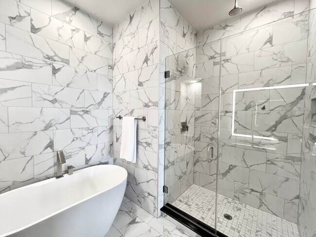 Building Photo - 3330 Oak Grove Ave