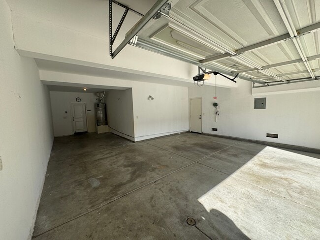 Building Photo - 6 bedroom 4.5 baths in Corona CA