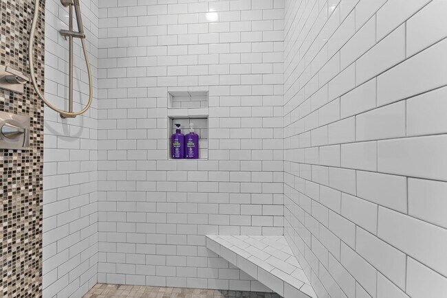 Building Photo - Grand View 115