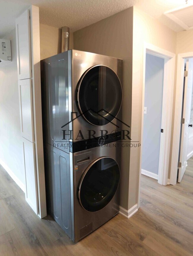 Building Photo - Fully Renovated 2 Bedroom!