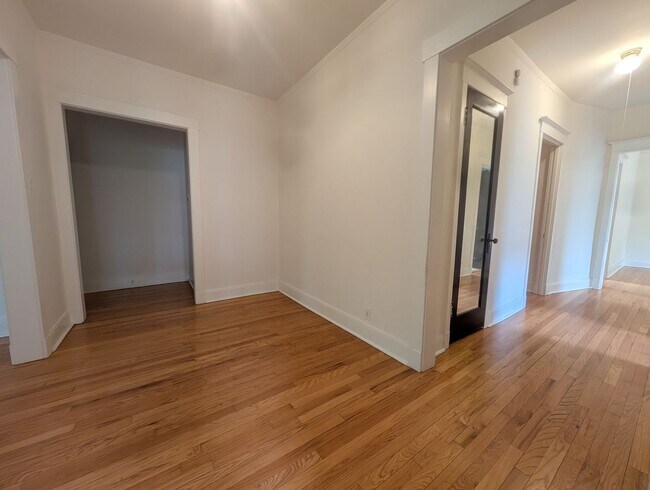 Building Photo - Large 3-bed/1-bath Apartment in the Heart of Rogers Park!