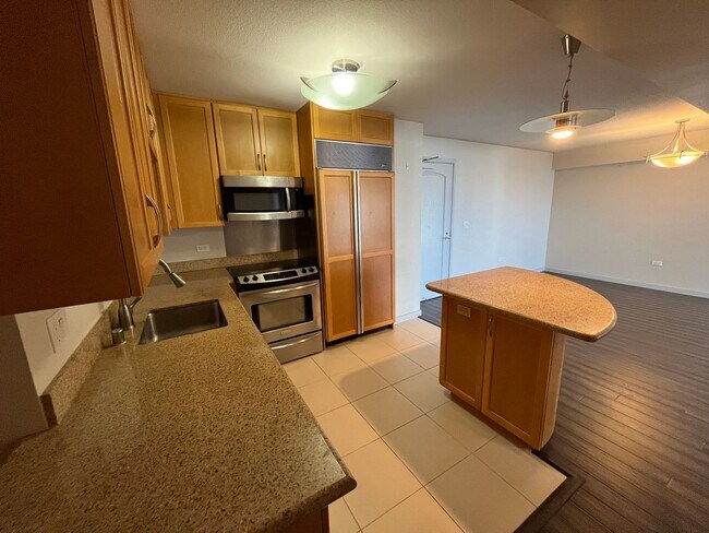 Building Photo - Moana Pacific (Honolulu/Ala Moana) 2 bedroom + den with central AC and 2 covered parking