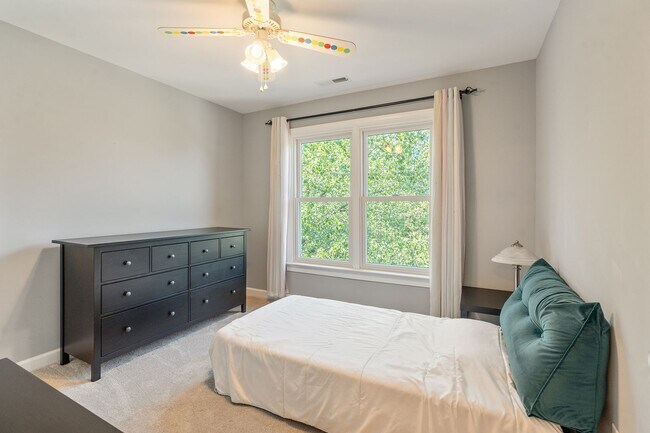 Building Photo - Beautiful Southern Village townhome - Furnished - Mid / Long Term lease options