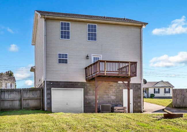 Building Photo - Amazing 3 bedroom 2 bathroom close to Fort...