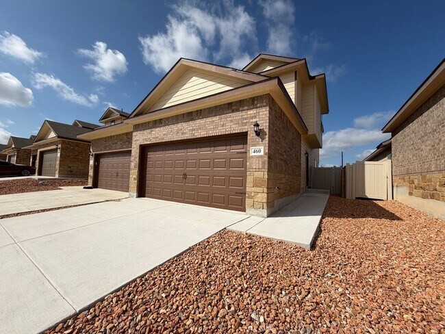 Building Photo - Modern 3/2 Townhouse is NBTX