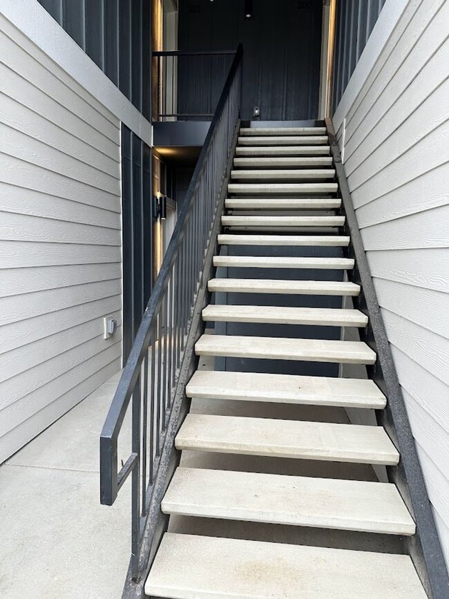 Building Photo - 1553 Clear Creek Dr