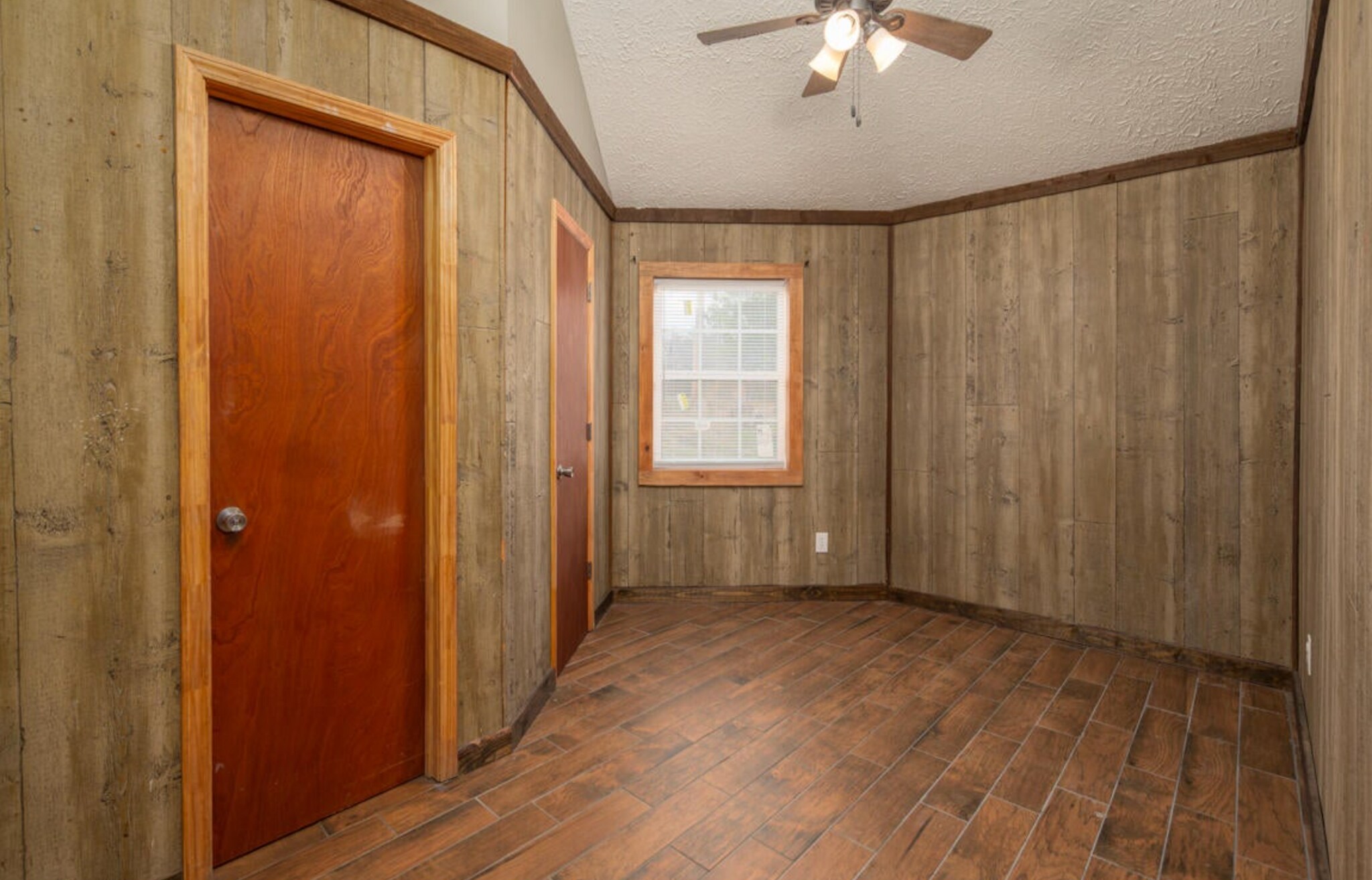 Building Photo - 704 Roundhouse Rd