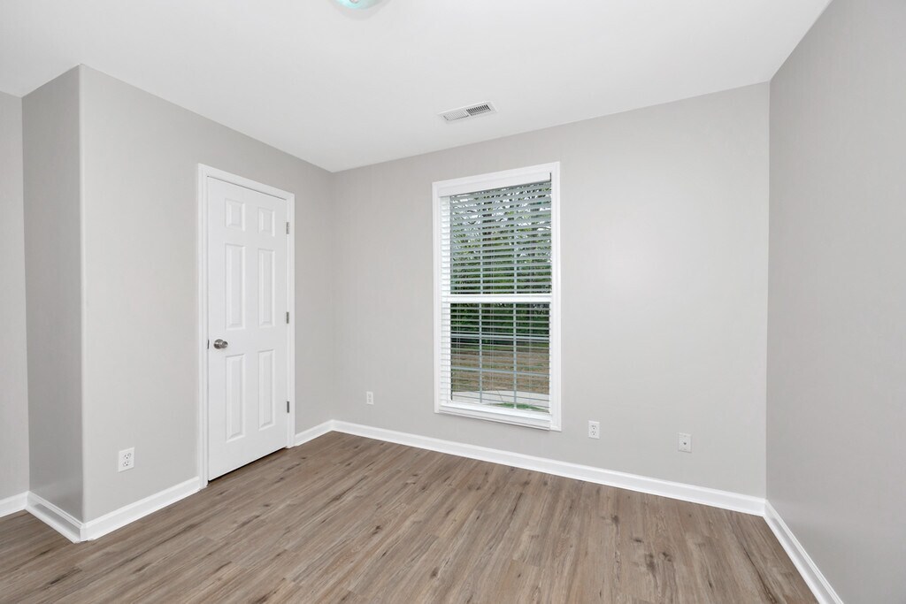 Building Photo - 800 Linwood Dr NW