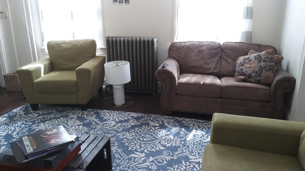 Lots of large natural window lighting - 2230 Ravine St