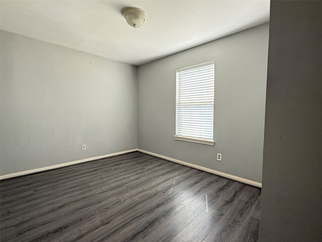 Building Photo - 304 Dell Ct