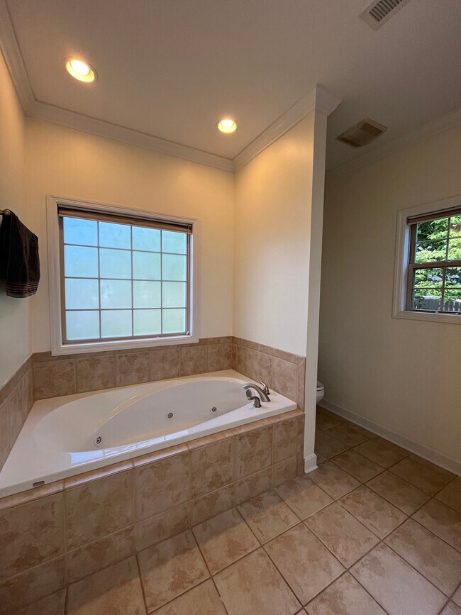 Building Photo - 1601 Silver Oak Ln