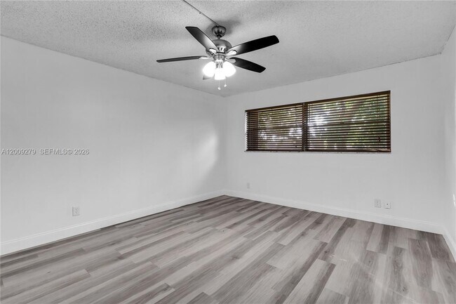 Building Photo - 8513 Old Country Manor