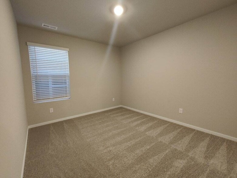 Building Photo - 1429 SW Pendleton Way