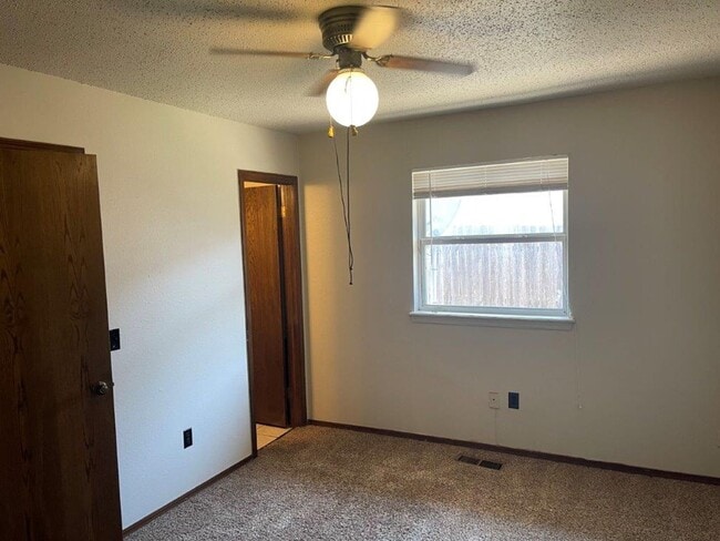 Building Photo - 2 bed, 1 and 1/2 baths with a 1 car garage and new countertops! cute duplex for rent near SW 89th...