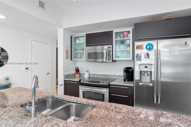 Building Photo - 951 Brickell Ave