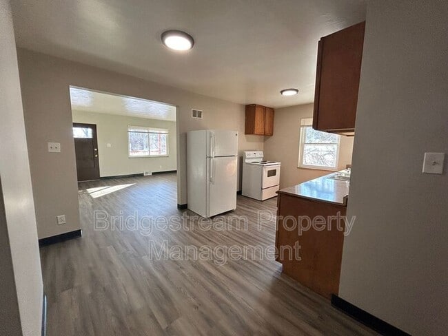 Primary Photo - 211 N Cherrywood Ave