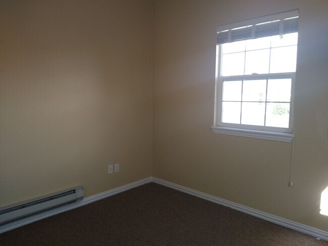 Building Photo - HUGE 3 Bedroom 3 Bath Home in Gated Community