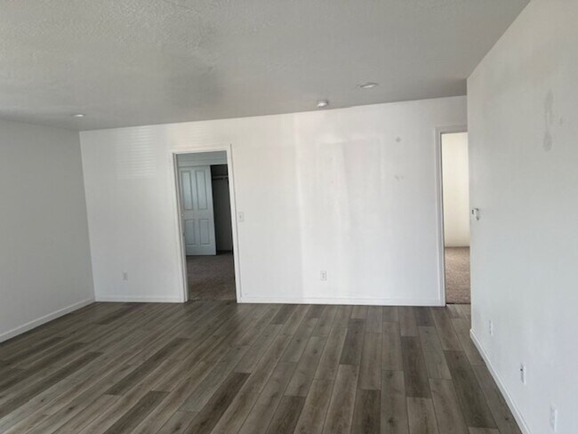 Building Photo - 3 BEDROOMS SINGLE LEVEL HOME
