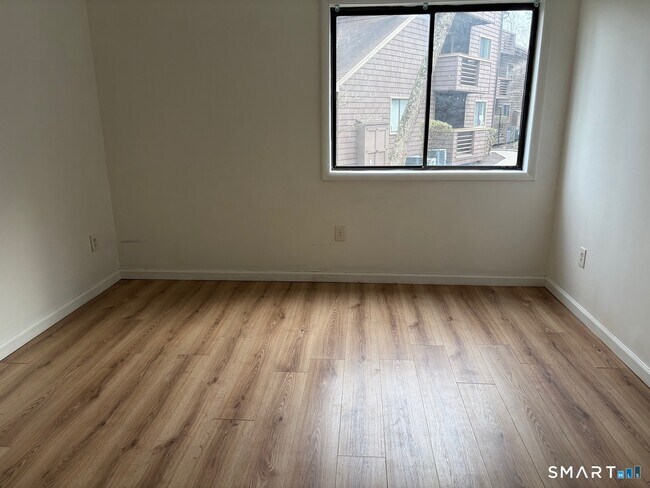 Building Photo - 166 Old Brookfield Rd