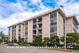 Building Photo - Expansive La Jolla Village 2 Bedroom at De...