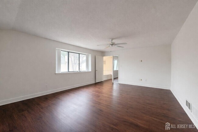 Building Photo - 470 Sayre Dr