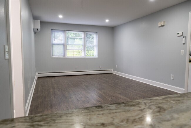 Building Photo - 225 S Main St