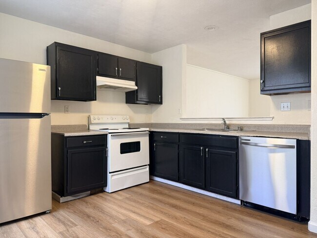 Building Photo - Don’t Miss Out on this 3/2.5 home