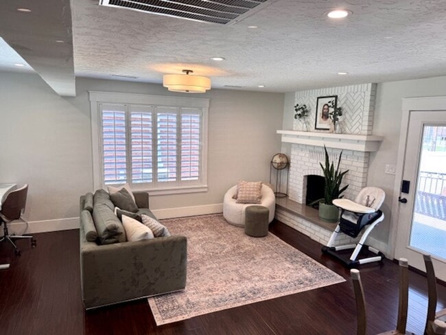 Building Photo - Stunning 7-Bedroom Home with Pool, EV-Read...