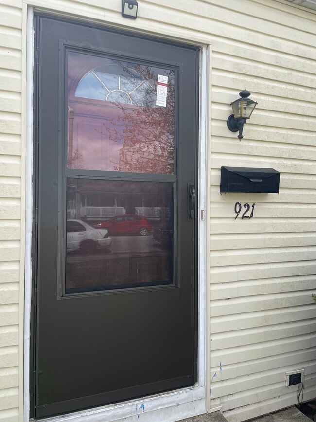 Building Photo - 921 NW D St