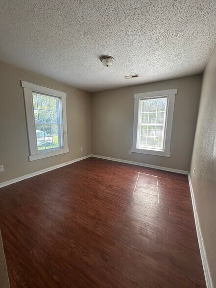 Building Photo - 407 Moir St