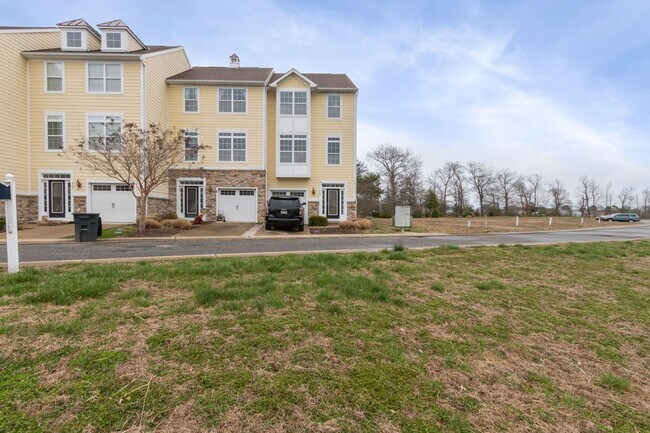 Building Photo - Waterfront Living in Colonial Beach | Monroe Bay Views | 3BR Townhome w/ Garage | 2,200 Sq Ft