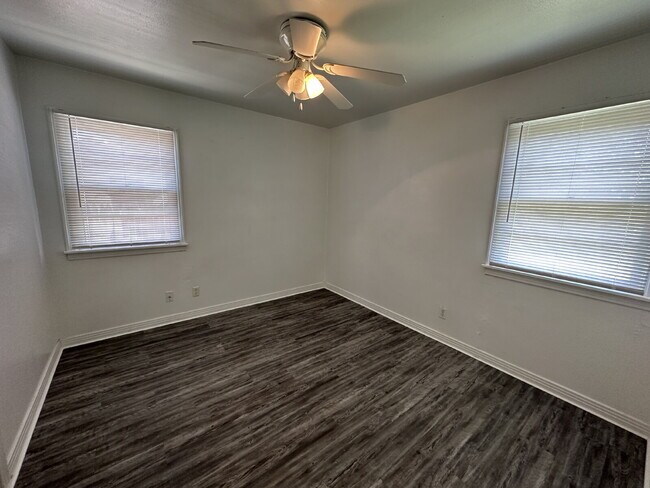 Building Photo - Newly remodeled property!