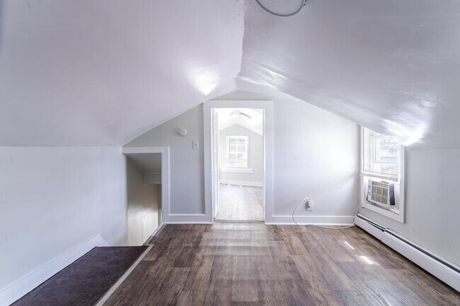 Building Photo - 874 6th Ave