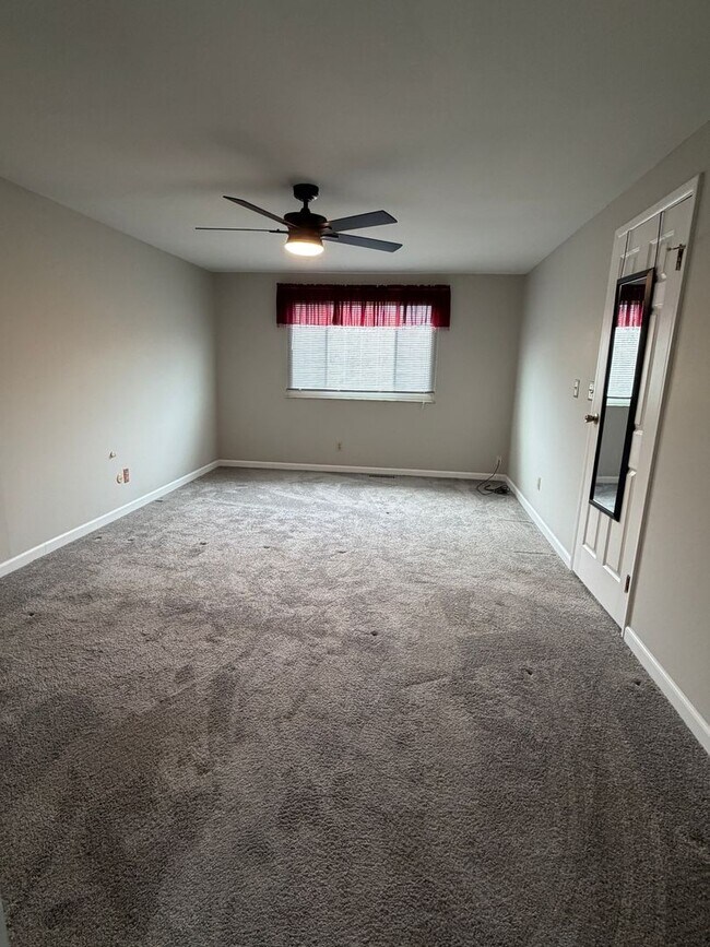 Building Photo - Great Four Bedroom Huber Home