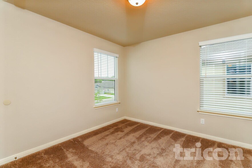 Building Photo - 13520 Paxton Blvd