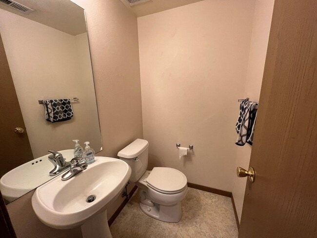 Building Photo - Pre-Leasing for 26/27 School Year