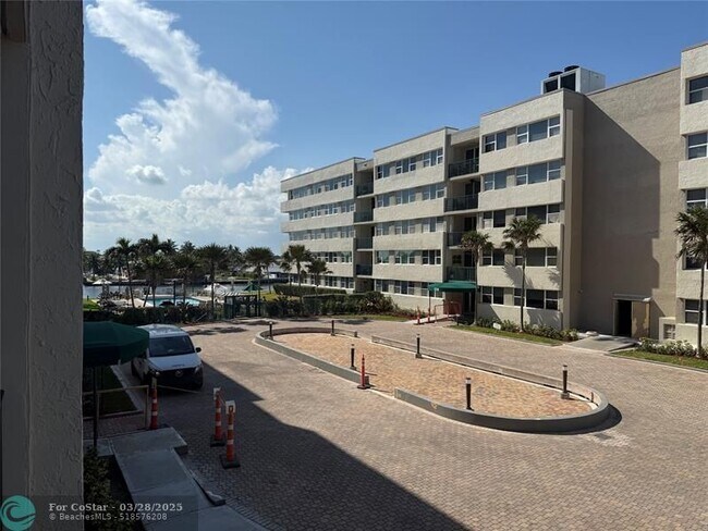 Building Photo - 1236 Hillsboro Mile