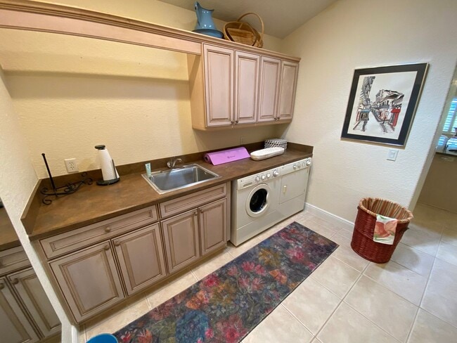 Building Photo - Exquisite - Turnkey, 3 bed + 2 1/2 Bath + ...