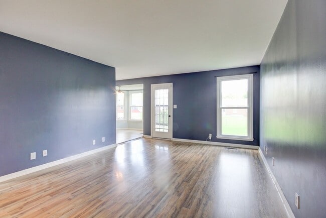Building Photo - Charming Ranch Style Home with Hardwood Flooring Within Minutes to Fort Campell