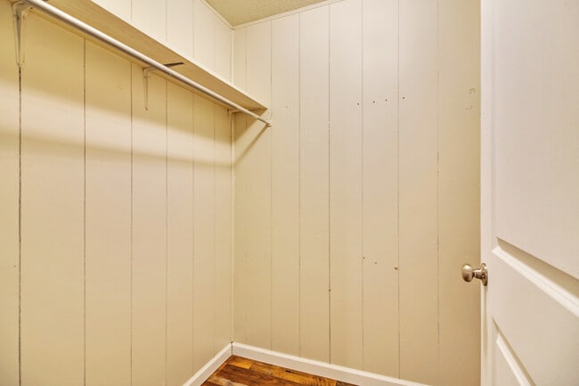 Building Photo - 169 Lakeshire Dr