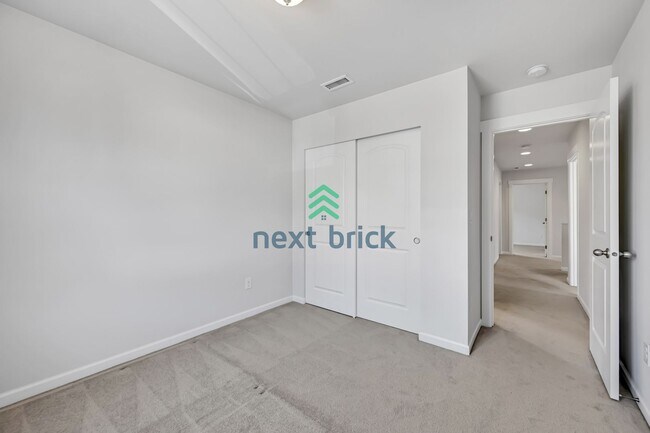 Building Photo - Spacious 5 bedrooms and 3 bathrooms Cul-de...