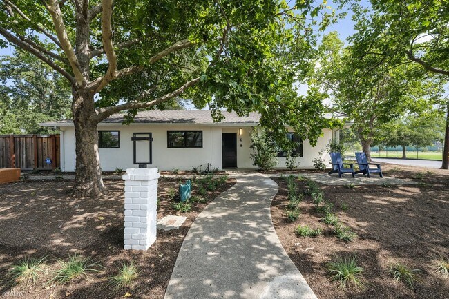 Building Photo - 3 br, 2 bath House - 4 Arch Way